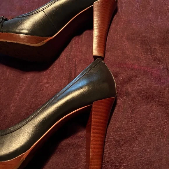 New Tory Burch Leather Pumps with Gold Detail and Wooden Bottom - Picture 8 of 12